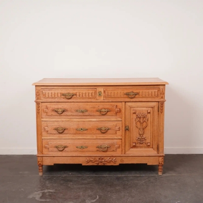 Meuble commode en chêne sculpté