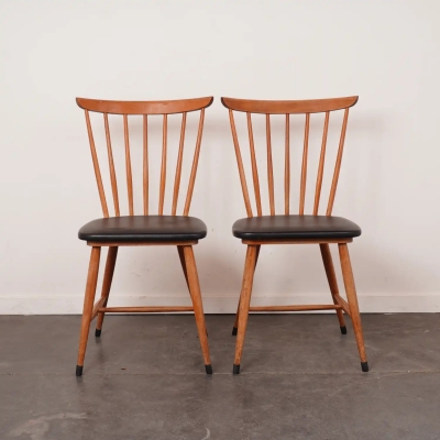 Paire de chaises en bois à barreaux, assises en simili cuir vintage