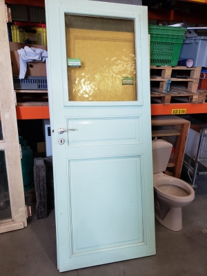 Porte en bois bleu vitrée