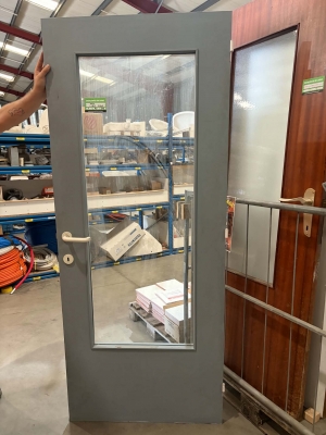 Porte en bois vitrée