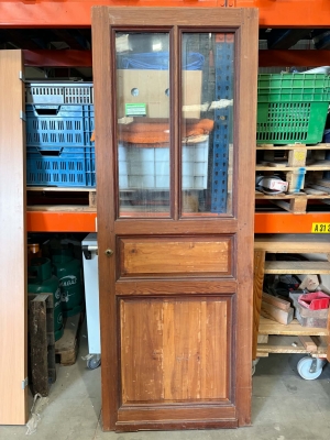 Porte en bois vitrée