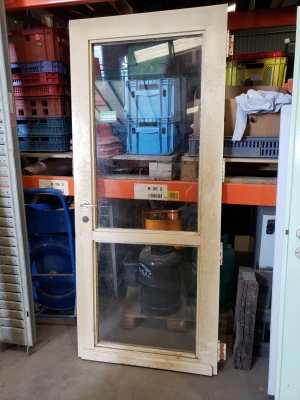 Porte en bois vitrée