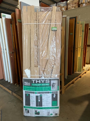 Porte en bois neuve avec encadrement