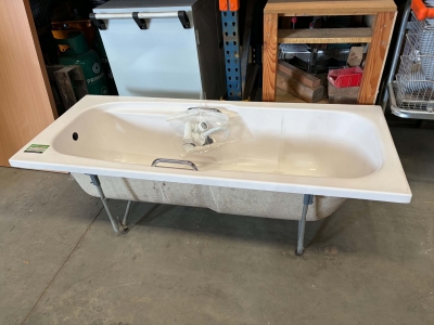 Baignoire sur pied avec poignet