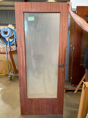 Porte en bois vitrée