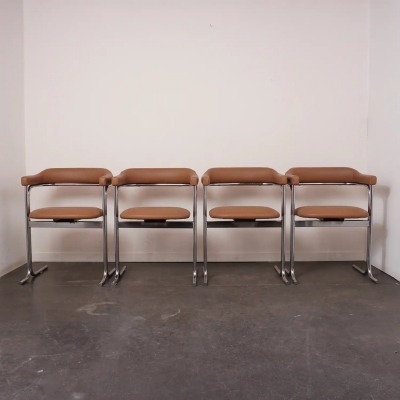 Série de 4 chaises en métal chrome et cuir vintage
