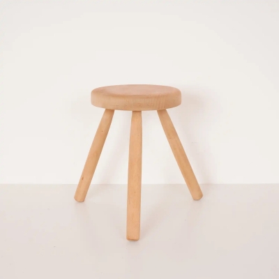 Tabouret tripode en bois aérogommé