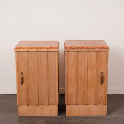 Paire de tables de nuit en bois aérogommé