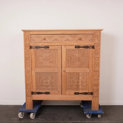 Buffet haut en bois aérogommé (chêne) sculpté