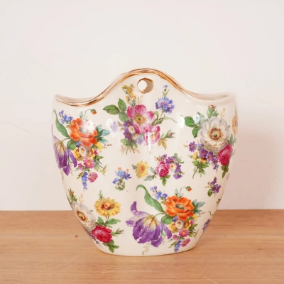Vase Boch Frères Keralux en forme de panier, décor fleurs de Saxe.