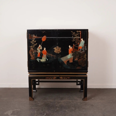 Cabinet d'inspiration asiatique en laque noire, figurines et motifs en stéatites