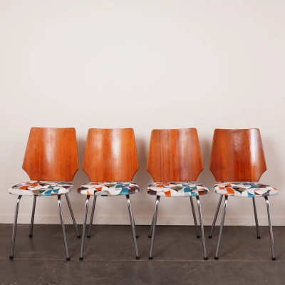Série de 4 chaises vintage, regarnies avec un tissu de haute qualité.