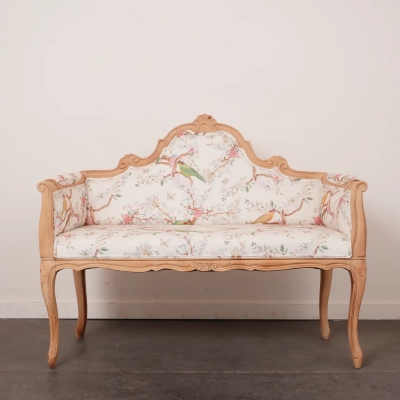 Banquette style Louis XV entièrement regarnie par les élèves de l'IATA avec un tissu haut de gamme.