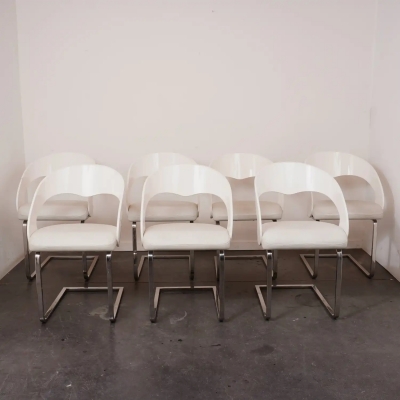 Série de 7 chaises Design CHOV similicuir, structure en métal chromé, dossier ergonomique en bois laqué.