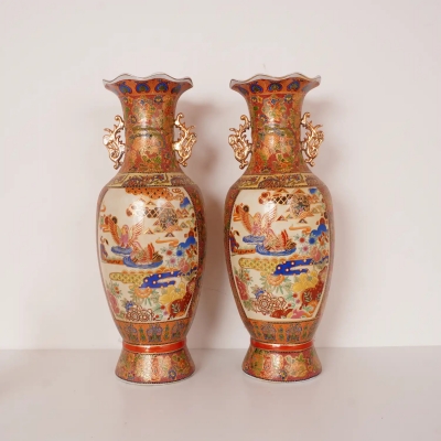 Paire de vases en porcelaine de style Satsuma, des décors peints à la main.