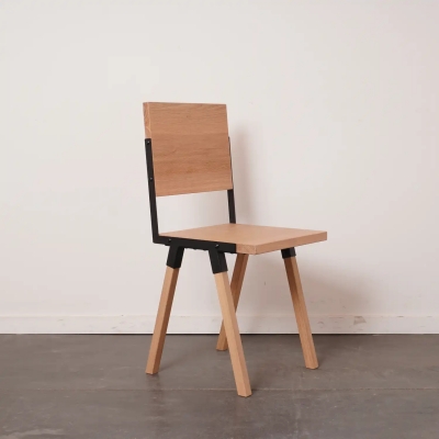 La chaise Alliance conçue et fabriquée dans notre atelier menuiserie,&nbsp; incarne l’élégance sobre avec son assise en bois de récupération massif et ses deux pièces métalliques façonnées par un ferronnier local.