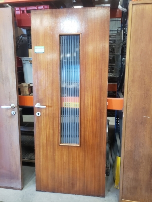 Porte en bois vitrée