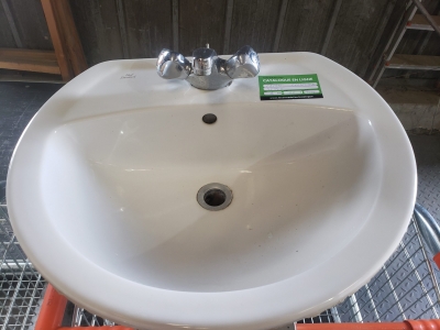 Lavabo Ideal standard avec robinet