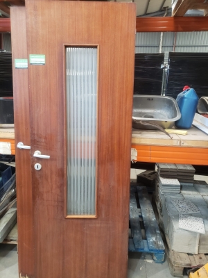 Porte en bois vitrée