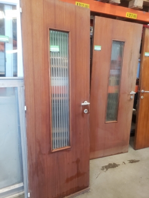Porte en bois vitrée