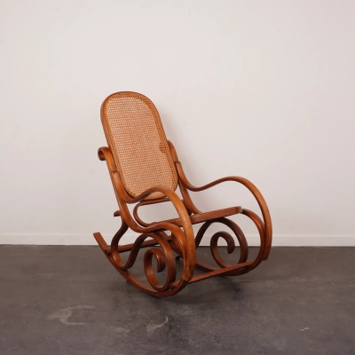 Rocking chair style Thonet en bois courbé et cannage