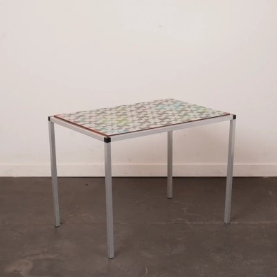 Table bout de canapé en métal chromé, motifs géométriques vintage