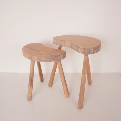 Paire de tabourets tripode en bois aérogommé