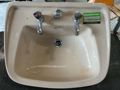 Lavabo avec double robinet