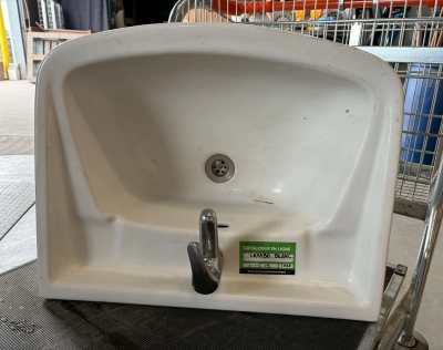 Lavabo blanc avec robinet