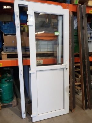 Porte en PVC (goupilles manquantes)