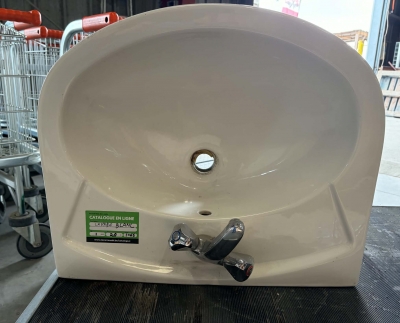 Lavabo blanc avec robinet