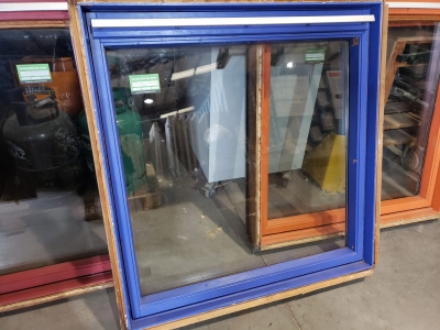 Velux bleu en bois