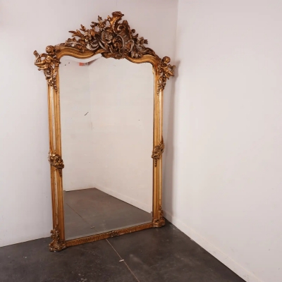 Grand miroir de style Louis XV, rocaille, fin du XIXᵉ siècle, vers 1899. Structure en bois stuqué, à décor de composition dorée et argenté.