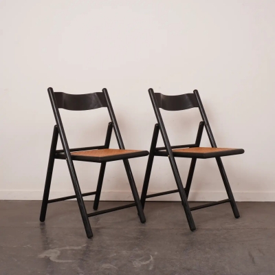 Paire de chaises pliantes en bois peint, assises en cannage vintage