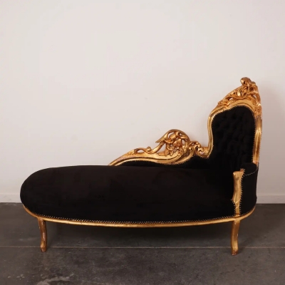 Méridienne style Baroque en tissu de velours noir, structure en bois doré.