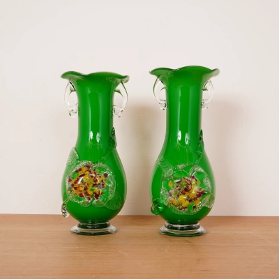Paire de vases en verre de Murano vert avec motif floral