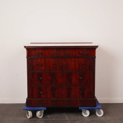 Commode style Louis Philippe en bois flammé, plateau en marbre