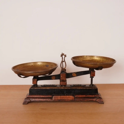 Balance en fonte ancienne, plateaux en laiton.