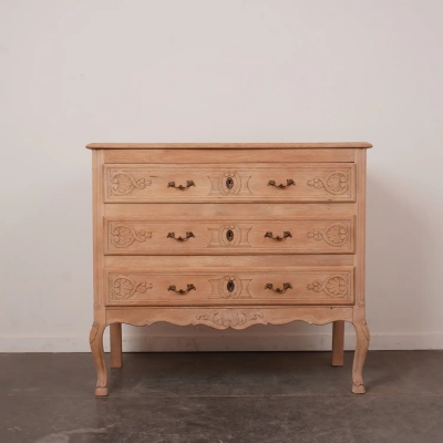 Commode sur pied en bois aérogommé style Louis XV