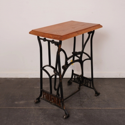 Table d'appoint pi&eacute;tement en fonte, tablette en ch&ecirc;ne
