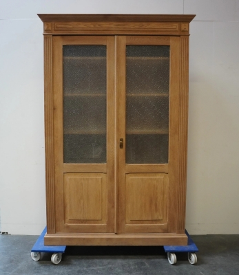 Armoire portes vitr&eacute;es en bois a&eacute;rogomm&eacute;