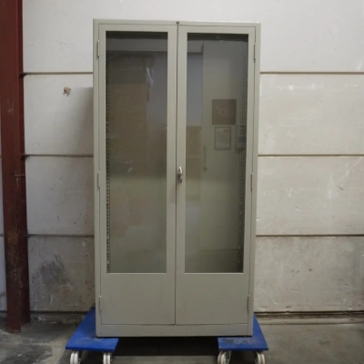 Armoire de bureau vitr&eacute;e en m&eacute;tal de style Industriel