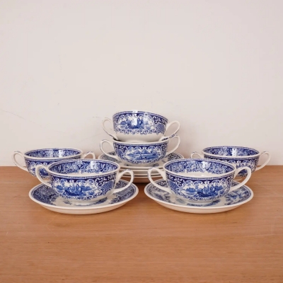 S&eacute;rie de 6 bols &agrave; bouillon Old England Cambridge "Cambridge Blue" &agrave; deux anses avec soucoupes.