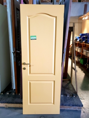 Porte en bois jaune moutarde