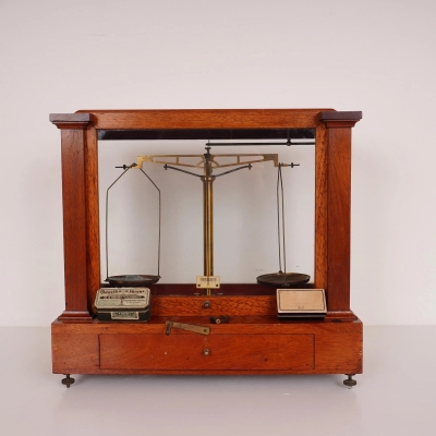 Balance de pharmacie ancienne