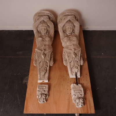 Paire de cariatides murales/consoles architecturales en plâtre,