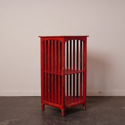 Meuble bas d'appoint/bibliothèque en bois peint patiné rouge