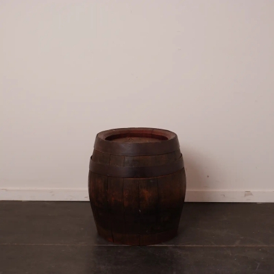 Petit tonneau en chêne, cerclages en métal.