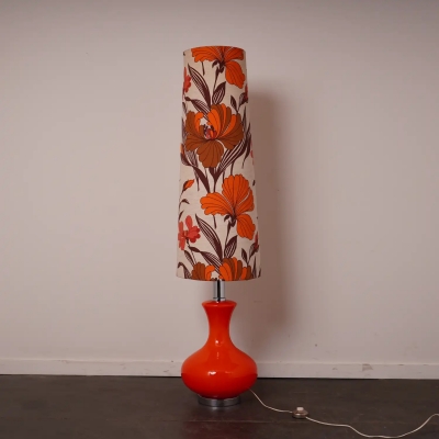 Lampe de sol en opaline orange et abat jour en tissu vintage