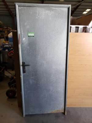Porte en m&eacute;tal avec b&acirc;ti